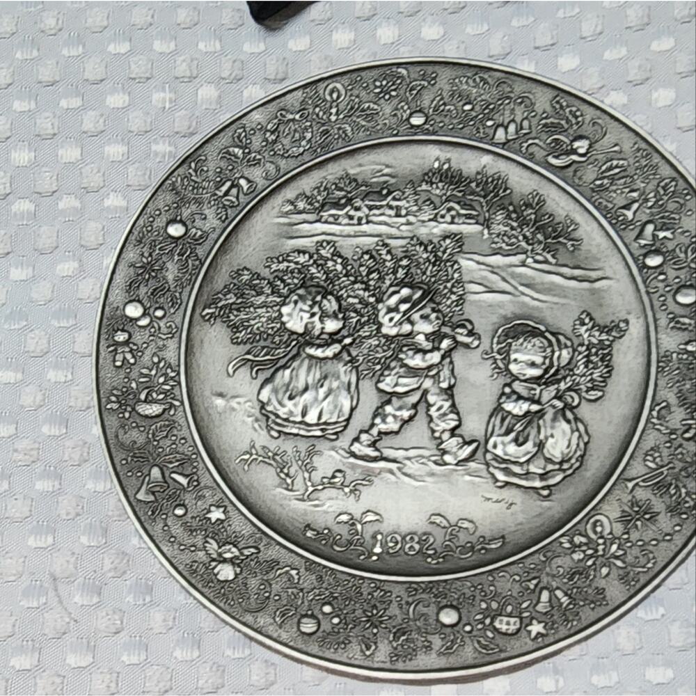 VINTAGE HALLMARK EUC 1982 LITTLE GALLERY PEWTER PLATE WITH STAND